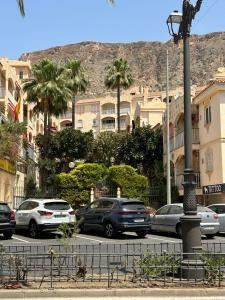 eine Stadtstraße mit vor Gebäuden geparkten Autos in der Unterkunft Apartamento Aguadulce Playa in Aguadulce