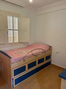 ein Schlafzimmer mit einem Bett in einem Zimmer mit einem Fenster in der Unterkunft Apartamento Aguadulce Playa in Aguadulce + 10 Fotos