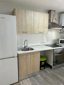 eine Küche mit Spüle und einem weißen Kühlschrank in der Unterkunft Apartamento Aguadulce Playa in Aguadulce