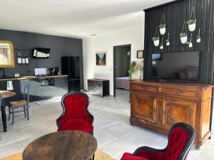 TV a/nebo společenská místnost v ubytování Villas Ambiance 21 Elégance Méditerranéenne à Portiragnes, entre Terre et Mer Villa Helma