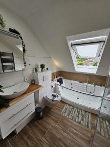 Fotografie z fotogalerie ubytování Tautraum Suite mit Whirlpool und grünem Ausblick v destinaci Wilhelmshaven