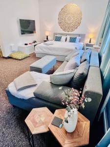 Ένα ή περισσότερα κρεβάτια σε δωμάτιο στο BL - The Townhouse, 24hr Self Check-in, Free Private Parking, Garden, Adjacent to beautiful City Park, City Centre 5 min walk