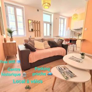 托内尔Chez Raphaël - local à vélos au centre historique的客厅里有一张沙发和一张桌子。