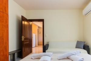 Habitación con cama, sofá y puerta en Papi's Free Parking Apartments 2 - 1 Bedroom, en Alexandroupoli
