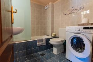 Un baño con lavadora y un inodoro. en Papi's Free Parking Apartments 2 - 1 Bedroom, en Alexandroupoli 21 fotos más