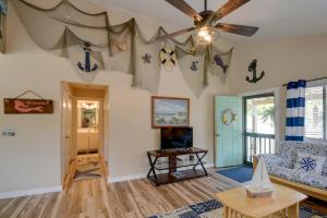 Televiisor ja/või meelelahutuskeskus majutusasutuses Ocean Isle Apartment with Balcony, 1 Mi to Beach!