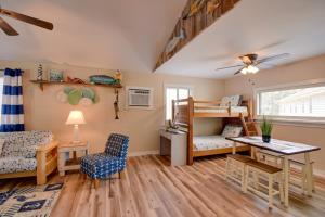 Istumisnurk majutusasutuses Ocean Isle Apartment with Balcony, 1 Mi to Beach!