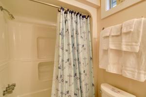 Vannituba majutusasutuses Ocean Isle Apartment with Balcony, 1 Mi to Beach! +18 fotot