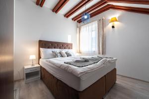 a bedroom with a large bed in a room at Bed & Breakfast Blanc in Pučišća