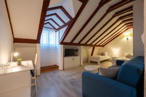 a living room with a blue couch and a table at Bed & Breakfast Blanc in Pučišća
