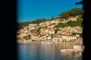 a town on a hill next to a body of water at Bed & Breakfast Blanc in Pučišća