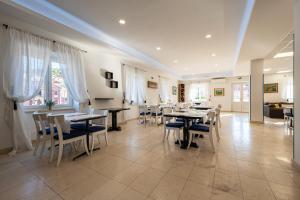 a dining room with tables and chairs in a room at Bed & Breakfast Blanc in Pučišća