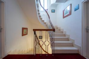 a staircase in a home with white walls at Bed & Breakfast Blanc in Pučišća