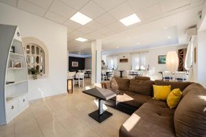 a living room with a couch and a dining room at Bed & Breakfast Blanc in Pučišća