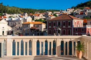a view of a city from a bridge at Bed & Breakfast Blanc in Pučišća