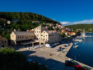 a small town on a hill next to a body of water at Bed & Breakfast Blanc in Pučišća