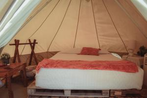 Letto o letti in una camera di RUSTICO LOUNGE-Tipi With AC in front of the beach