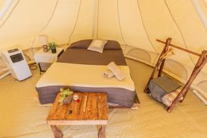 Postel nebo postele na pokoji v ubytování RUSTICO LOUNGE-Tipi With AC in front of the beach + 13 fotografií