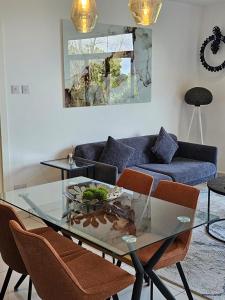 un salon avec une table en verre et un canapé dans l'établissement Luxury Apartment - Embassy Gardens, à Accra