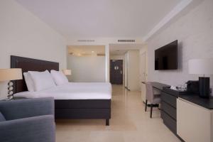 Телевизор и/или развлекательный центр в Radisson Blu Resort Gran Canaria