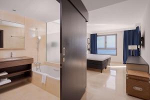 Ванная комната в Radisson Blu Resort Gran Canaria
