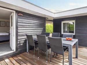 Un patio con una mesa y sillas en una terraza. en 6 person holiday home in Hejls-By Traum, en Hejls 35 fotos más