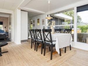 Un comedor con una mesa y sillas blancas. en 6 person holiday home in Hejls-By Traum, en Hejls
