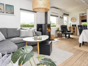 Una sala de estar con un sofá y una chimenea. en 6 person holiday home in Hejls-By Traum, en Hejls