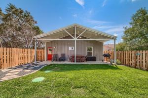 a small shed with a roof in a yard at RR 464 Sattler Haus in Canyon Lake