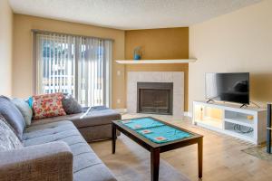 Televisyen dan/atau pusat hiburan di 1 Mi to Light Rail Englewood Condo with Pool Access