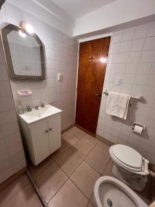 a bathroom with a toilet and a sink and a mirror at Amplio depto a estrenar a metros de plaza principal in San Fernando del Valle de Catamarca
