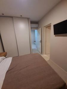 a bedroom with a bed and a flat screen tv at Apart El Carau in Corrientes