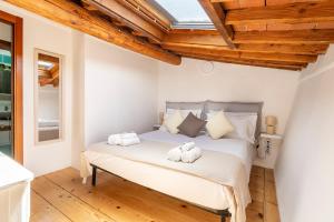 - une chambre avec un lit et des serviettes dans l'établissement [Piazza Santo Spirito] Appartamento con 2 Camere Matrimoniali, à Florence