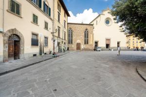 une rue vide dans une ville avec une église dans l'établissement [Piazza Santo Spirito] Appartamento con 2 Camere Matrimoniali, à Florence