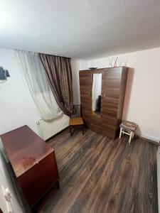 Postel nebo postele na pokoji v ubytování Costin