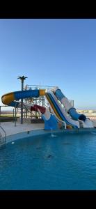 شاليهات مرسى مطروح قريه سورتيلاج السياحيه في مرسى مطروح: زحليقة مائية في مسبح في حديقة مائية