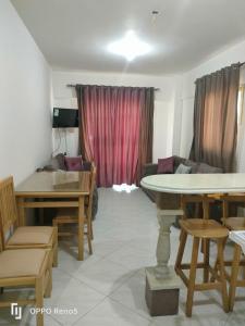 شاليهات مرسى مطروح قريه سورتيلاج السياحيه في مرسى مطروح: غرفة معيشة بها طاولة وأريكة