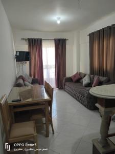 شاليهات مرسى مطروح قريه سورتيلاج السياحيه في مرسى مطروح: غرفة معيشة بها أريكة وطاولة +3 صور