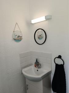 Ένα μπάνιο στο Dingle Escape -2 Bed -Sleeps 4