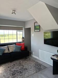 TV a/nebo společenská místnost v ubytování Dingle Escape -2 Bed -Sleeps 4 + 35 fotografií