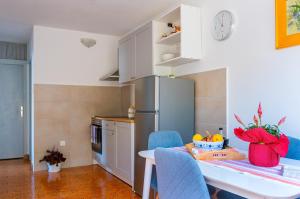 Kuchyň nebo kuchyňský kout v ubytování Apartments by the sea Medvinjak, Korcula - 4439 + 15 fotografií