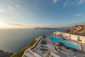 einem Luftblick auf ein Resort mit Pool und Meer in der Unterkunft Caldera's Dolphin Suites in Megalochori