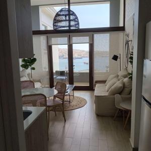 a living room with a couch and a table at HOM I Espectacular Loft con Vista al Mar en Valparaiso in Valparaíso