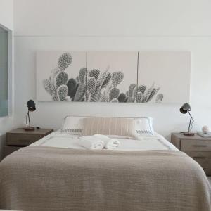 ein Schlafzimmer mit einem Bett mit zwei Handtüchern darauf in der Unterkunft HOM I Espectacular Loft con Vista al Mar en Valparaiso in Valparaíso