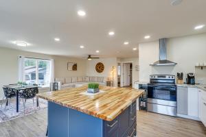 Η κουζίνα ή μικρή κουζίνα στο Grill, Boat Slip, and Game Room Calm Cove Apt!