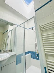 un bagno con doccia, lavandino e specchio di Canet plage Maison de vacances 2 Chambres et jardin a Canet-en-Roussillon Altre 6 foto