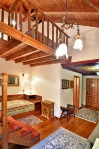 - une chambre avec un lit et un plafond en bois dans l'établissement Melinas Boutique Hotel B&B, à Kipoi