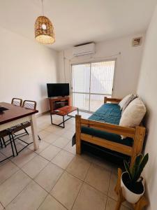 a bedroom with a bed and a table and a desk at Excelente Ubicación con Patio y Parrilla Departamento Luminoso y con Desayuno in Junín +5 photos