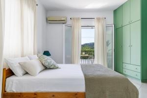 Katil atau katil-katil dalam bilik di Theros Holiday Home