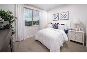 ローズビルにあるBlue Heavenのベッドと窓のある白い寝室